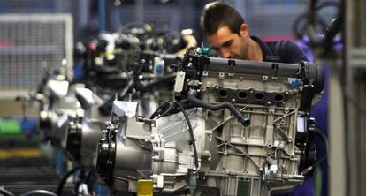 Un trabajador de la planta de Ford España en la cadena de motores.