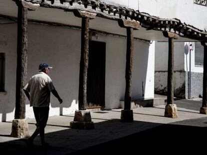 Un hombre camina por el centro de Santorcaz.