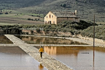 El agua de lluvia inunda las antiguas salinas de Imón, en la provincia de Guadalajara.