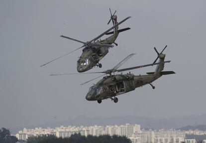 Dos helicópteros 'Black Hawk' participan en un espectáculo aéreo previo al Día del Poder Aéreo, en Osan (Corea del Sur).