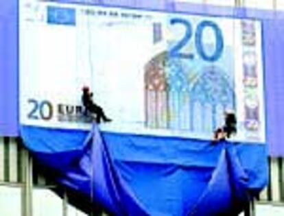 Despliegue de una réplica gigante del billete de 20 euros en el edificio del BCE en la sede central de Francfort.