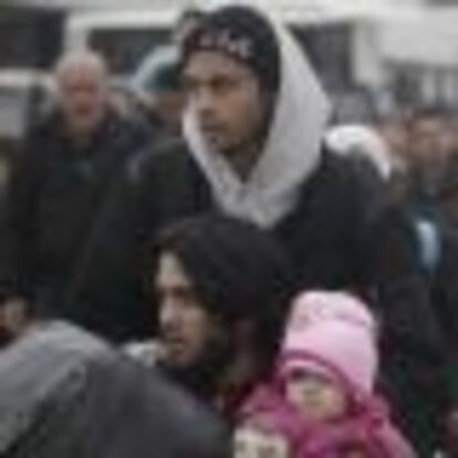 REFUGIADOS LLEGAN AL PUERTO DEL PIREO