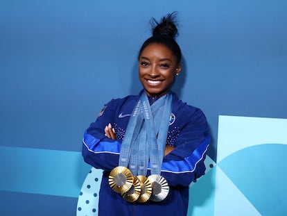 Paris 2024 Olympics - Artistic Gymnastics - Women's Floor Exercise Victory Ceremony - Bercy Arena, Paris, France - August 05, 2024. Simone Biles of United States celebrates with her medals. REUTERS/Hannah Mckay