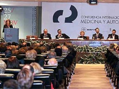 De izquierda a derecha, Mariluz Barreiros (de pie), Rudolph Giuliani, Alberto Ruiz-Gallardón, María Dorinda Ramos, el príncipe Felipe, Mariano Rajoy y Ana Pastor.