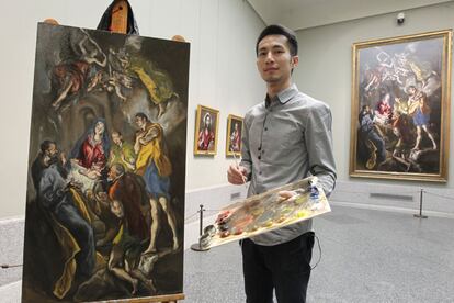 Con 25 años, You Yong es el benjamín del grupo . En cuatro días ha calcado 'La adoración de los pastores' de El Greco. Su dominio del color resulta admirable.
