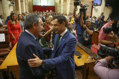 El presidente de la Junta de Andalucía, Juanma Moreno, es felicitado por el líder del PSOE andaluz, Juan Espadas, tras ser sido investido esta tarde de nuevo como jefe del Ejecutivo autonómico.