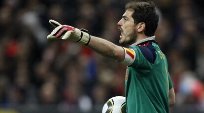 El portero y capitán de España, Iker Casillas, quien este miércoles ha cumplido 102 partidos con la selección