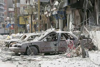 Coches destrozados en un barrio del sur de Beirut tras el bombardeo israelí el lunes 24 de julio. Las fuerzas aéreas israelíes recibieron ordenes de abrir fuego contra 10 edificios en el sur de la capital, por cada misil lanzado a la ciudad israelí portuaria de Haifa.