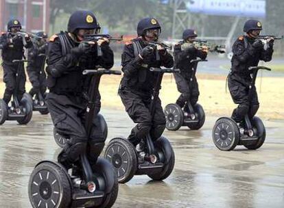 Miembros de la policía china realizan un ensayo antiterrorista.