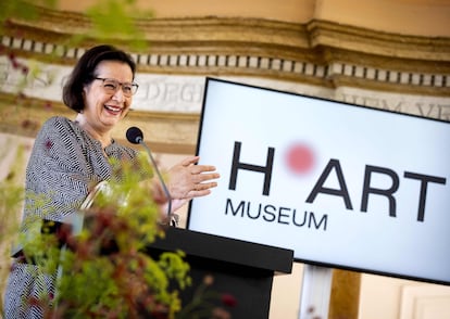 La directora del Hermitage de Ámsterdam, Annabelle Birnie, muestra un cartel con el nuevo nombre del museo.