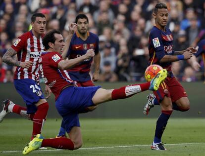 Diego Godin despeja un balón ante la oposición de Neymar.