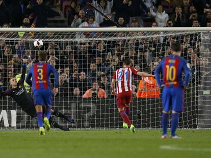 Gameiro falla el penalti ante el Barcelona.