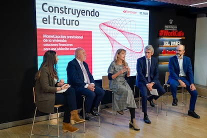 De izquierda a derecha, Nuria Morcillo, redactora de EL PA?S y 'Cinco Das', modera a Julin Salcedo, doctor en Economa y presidente del Foro de Economistas Inmobiliarios; Trinidad Martn-Orozco Santiago, directora general de Santander Mapfre Hipoteca Inversa; Ignacio Paz Ares, notario, y Pedro Serrano, docente de Economa Financiera en la Universidad Carlos III de Madrid y coautor de la Gua para monetizar la vivienda y mejorar la pensin del centro de investigacin Ageingnomics, de la Fundacin Mapfre.