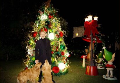 Miguel Bosé, con sus perros Pancho y Max, con la decoración navideña del jardín de su casa de México.