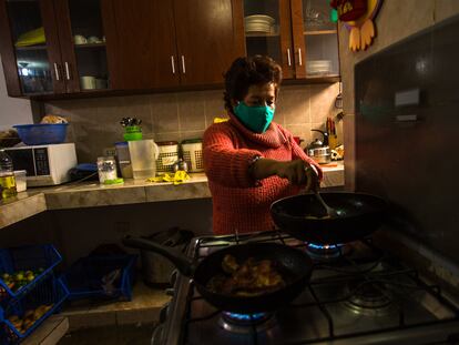 Una mujer cocina en su casa, en Lima, Perú.