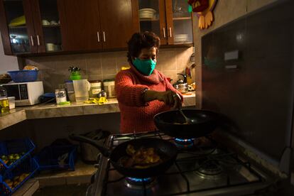 Una mujer cocina en su casa, en Lima, Perú.