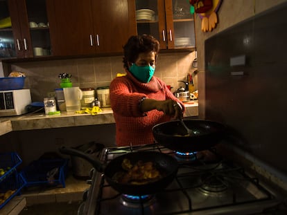 Una mujer cocina en su casa, en Lima, Perú.