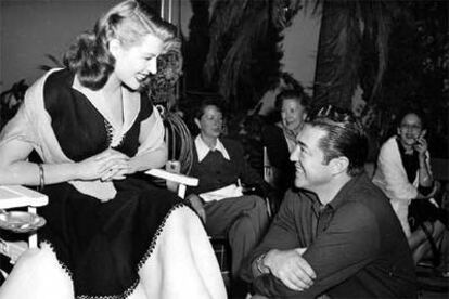 Rita Hayworth charla con Vincent Sherman durante un rodaje en 1952.