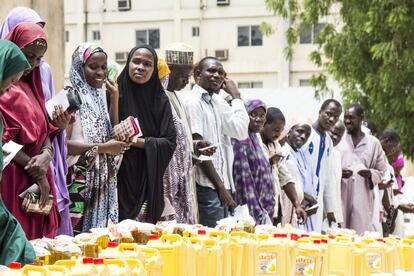 A raíz del conflicto en el norte de Nigeria, miles de personas han muerto y más de un millón han tenido que abandonar sus hogares. Numerosas personas han sido secuestradas, incluidas más de doscientas jóvenes estudiantes de Chibok, en abril de 2014. En la imagen, desplazados en Maiduguri, al norte del país, recogen alimentos