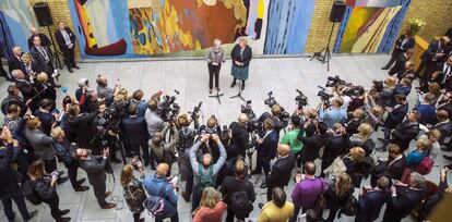 La primera ministra noruega, Erna Solberg, junto a su homóloga británica, Theresa May, antes del Consejo Nórdico en Oslo, el 30 de octubre de 2018.