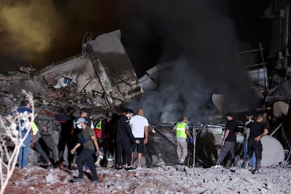 Personal de rescate observa los daños en el lugar del bombardeo israelí, a las afueras de Beirut.