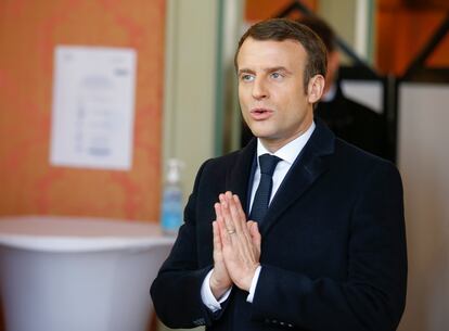 El presidente francés Emmanuel Macron durante la primera ronda de las elecciones municipales francesas el domingo 15 de marzo.