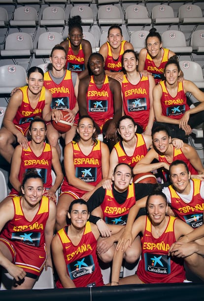 Las jugadoras de la Selección femenina de baloncesto posan en las gradas del polideportivo As Travesas de Vigo.