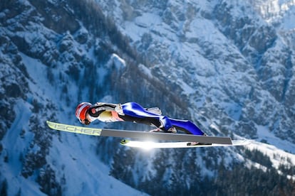 El alemán Markus Eisenbichler salta durante la ronda de entrenamiento individual en la Copa del Mundo de Saltos de Esquí en Planica, Slovenia.