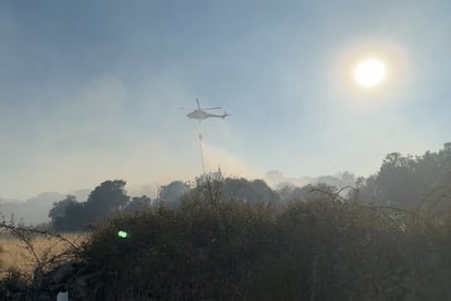 Bomberos de la Comunidad de Madrid trabajan en un incendio con tres focos declarados este lunes entre las localidades madrileñas de Fresnedillas de la Oliva y Zarzalejo, en la Sierra Oeste. 
