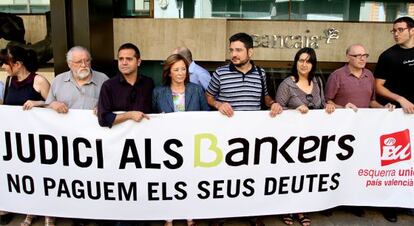 Los miembros de Esquerra Unida, ante la sede de Bancaja en Valencia.