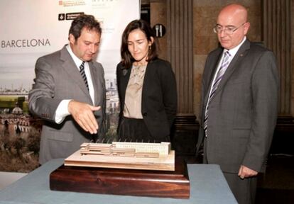 De izquierda a derecha, Jordi Hereu, alcalde de Barcelona; Ángeles González Sinde, ministra de Cultura; y Joan Manuel Tresserras, consejero de Cultura, en la presentación de la biblioteca provincial de Barcelona.