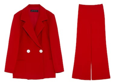 Rojo, con detalles blancos y pantalón de campana. Así es este traje que se cuela en la nueva colección de Zara y que puede ser muy versátil también por separado (59,95 euros y 39,95 euros, respectivamente).