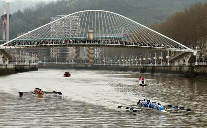 Las tripulaciones de Ingenieros (a la derecha) y Deusto, en un momento de la regata en la Ría.