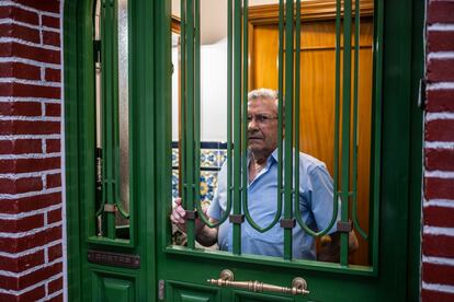 Victor José, tras la puerta de su vivienda en la colonia la Margarita.