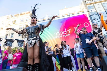 La Plexy, este miércoles en el escenario en el que se ha pronunciado el pregón del Orgullo, en Madrid. 