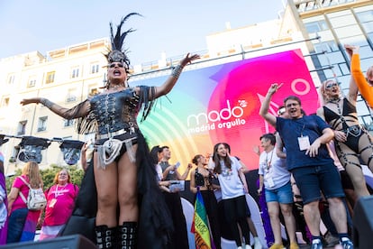 La Plexy, este miércoles en el escenario en el que se ha pronunciado el pregón del Orgullo, en Madrid