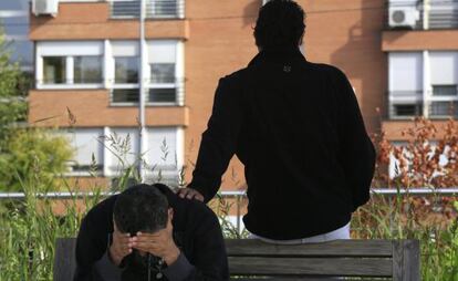 Mazen y un compatriota sirio, en un parque de Madrid.