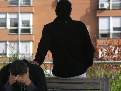 Mazen y un compatriota sirio, en un parque de Madrid. 