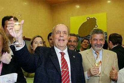 Manuel Fraga brinda con simpatizantes y cargos de su partido en la sede electoral del PP en Santiago.