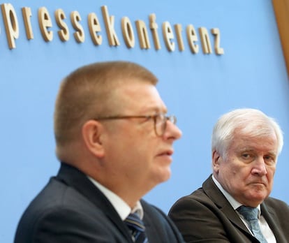 Thomas Haldenwang (izquierda), presidente de la Oficina para la protección de la Constitución y el ministerio de Interior, Horst Seehofer, durante la presentación del informe sobre extremismo de derechas en la policía el martes en Berlín.