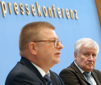 Thomas Haldenwang (izquierda), presidente de la Oficina para la protección de la Constitución y el ministerio de Interior, Horst Seehofer, durante la presentación del informe sobre extremismo de derechas en la policía el martes en Berlín.