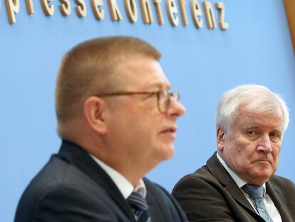 Thomas Haldenwang (izquierda), presidente de la Oficina para la protección de la Constitución y el ministerio de Interior, Horst Seehofer, durante la presentación del informe sobre extremismo de derechas en la policía el martes en Berlín.