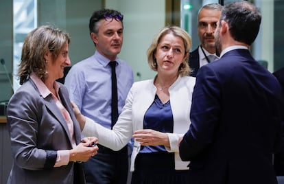 La ministra de Transición Ecológica, Teresa Ribera (izquierda), charlaba con su homóloga francesa,  Barbara Pompili, durante el consejo de ministros de Energía de la UE celebrado en Bruselas el 2 de mayo.