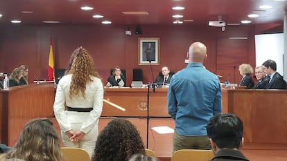 Los acusados por el robo del vino en el hotel-restaurante Atrio de pie en el juicio en la Audiencia Provincial de Cáceres, en febrero de 2022.
