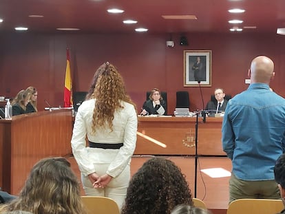 Los acusados por el robo del vino en Atrio de pie en el juicio que tiene lugar en la Audiencia Provincial de Cáceres, el 27 de febrero.