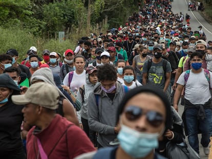 Un nuevo grupo de aproximadamente tres mil migrantes hondureños llega a Guatemala este sábado, tras cruzar el punto fronterizo de El Florido, en Camotán (Guatemala).