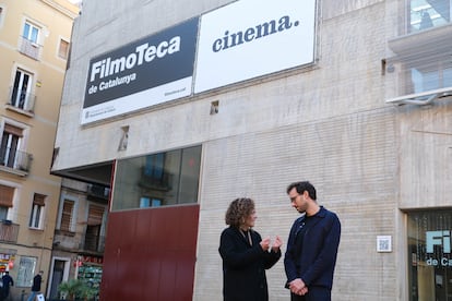 Pablo La Parra junto a la consejera de Cultura Sònia Hernàndez, en la entrada de la Filmoteca, con el nuevo cartel en la fachada.