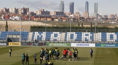 Entrenamiento del Madrid en Valdebebas, con las cuatro torres construidas en los terrenos recalificados de La Castellana de fondo.