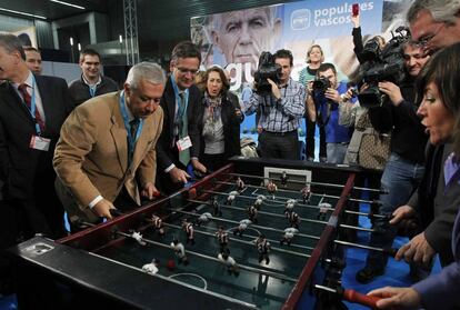 El popular Javier Arenas ha acompañado a sus compañeros del PP vasco en el último día de campaña.