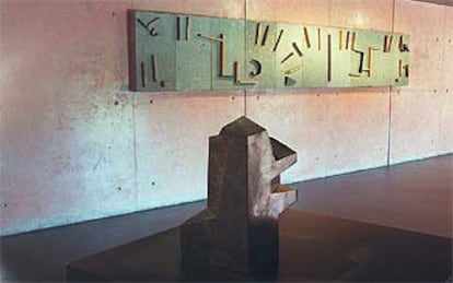 Un aspecto del vestíbulo del Museo Jorge Oteiza en Alzuza, con una escultura y un friso del artista.